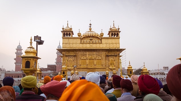 9. Amritsar Altın Tapınağı her gün 100 bin kişiye yemek veriyor.
