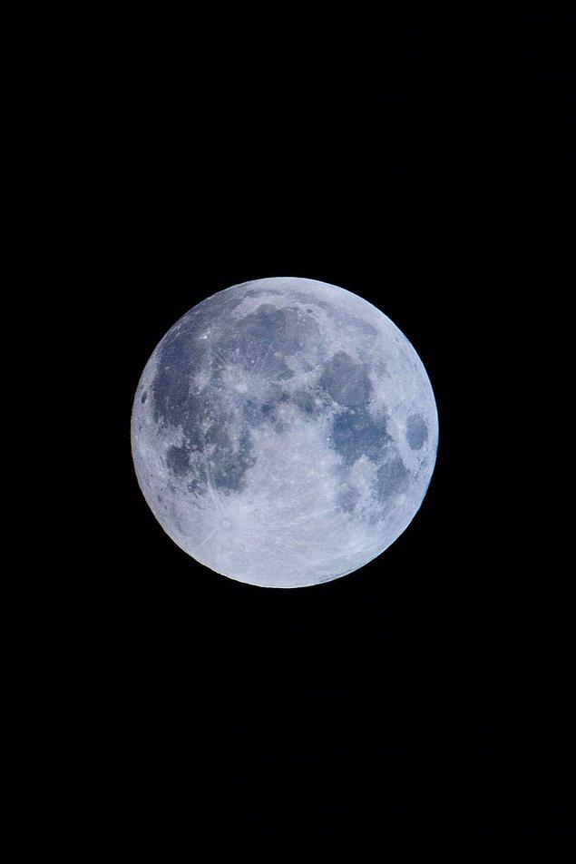 15. Yapılan araştırmalar sonucunda Ay'ın karanlık tarafının renginin turkuaz olduğu ortaya çıkmıştır.