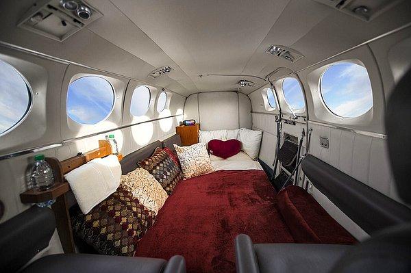 En fazla 6 kişinin binebildiği bu minik uçak içerisinde, kırmızı zaten çarşaflara sahip bir yatak, misafirleri rahat ağırlamak için yerleştirilmiş yastıklar bulunuyor.