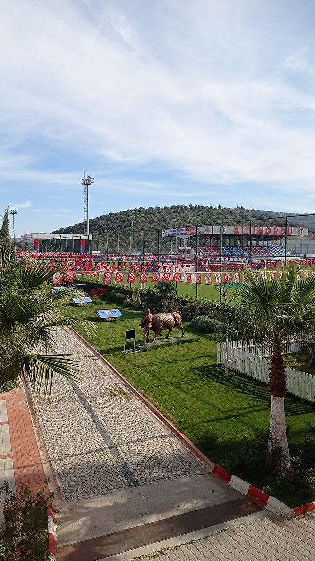 Evet bu anlattıklarım sadece futbolculuk gelişimi değil de insani gelişimle ilgili neler yapıldığıyla ilgiliydi. Gelelim futbolcu gelişimi için tesislerde neler olduğuna…