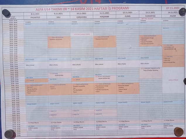 Haftalık programları tesis içerisinde herkesin görebileceği bir yere asılıyor ve o program dahilinde haftalık işleyiş devam ediyor. Öğle uykusu, kitap okuma saatleri hatta ve hatta yerleşik yaşama katkı başlığı altında kale direği boyama etkinliği… Alışılagelmişin dışında bir küçük kasaba gibi...