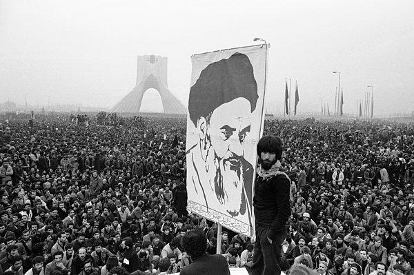 Resmi adı İran İslam Cumhuriyeti olan ülkenin binlerce yıl geriye uzanan bir tarihi var ve bu bakımdan dünyanın en köklü uygarlıklarından biri. Ancak 42 yıl önce yaşanan İslam Devrimi...