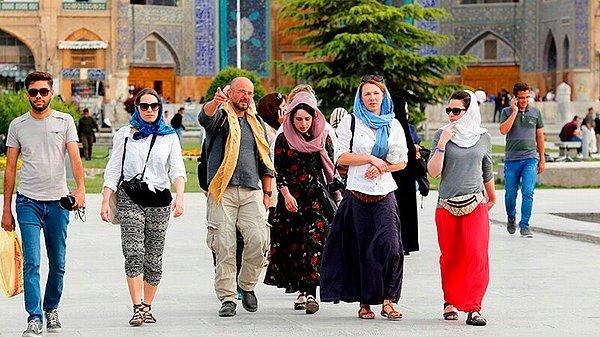 İran'a bir kadın olarak gittiğinizde başınızı örtmeniz ve boyun kısmını kapatmanız gerekiyor. Erkekseniz şort giymeniz de yasak, unutmayın.