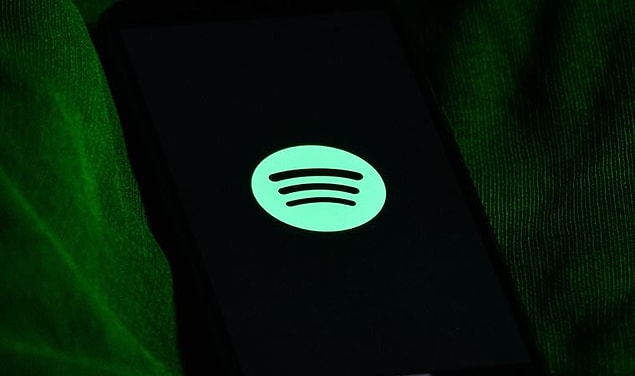 2019 yılında kullanıcı değil ama sanatçı engelleme özelliğini geliştiren Spotify, bu özellikle beraber o sanatçının sayfasını kullanıcıya kapatıyor ve eserlerini çalmıyordu.