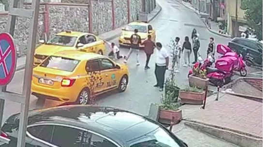 Burası İstanbul'un Göbeği: Şikayetini Çekmeyen Genç, Hırsızın Arkadaşları Tarafından Kaçırıldı