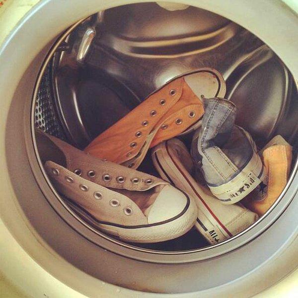 1. Çamaşır makinesinde yıkamak çok pratik görünse de akla ilk geleni uygulamamak gerekiyor olabilir!