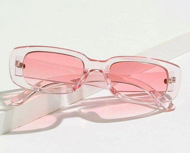 4. Pembe camlı gözlükler ile tamamlanmış bir stile imza atabilirsiniz. 💕