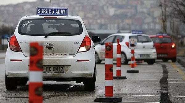 3. Milli Eğitim Bakanı Mahmut Özer, e-Sınav formatında yapılan ehliyet sınavlarında ilk kez animasyonlu soruların yer alacağını belirterek 'Uygulama, soruların daha anlaşılabilir olmasını sağladığı gibi ölçülmek istenen davranışların da net bir şekilde ortaya konulmasına katkıda bulunacak' dedi.