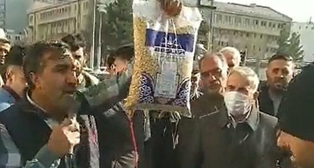 abcgazetesi.com'da yer alan habere göre, Van’da çerçilik yaparak geçimini sağlayan Abullah Onar adlı esnaf, eline megafonu alıp sokağa çıkarak ‘Her gün zam, ne olacak?’ diyerek zamlara tepki gösterdi.