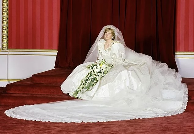 2. Evlilik yeminlerini değiştirdi.