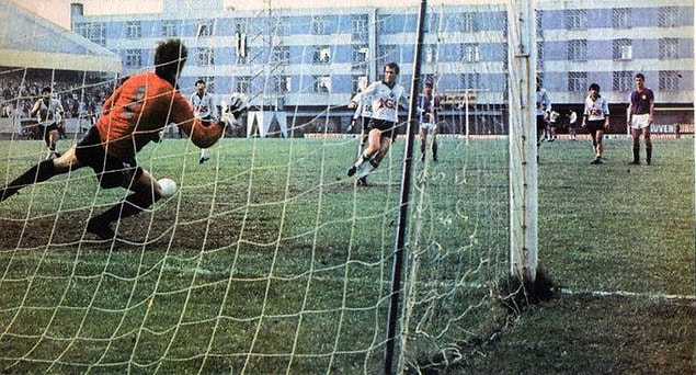 1965 yılında, Rıdvan Burteçin’in talebi ile Altay Kulübü kapılarından giren Mustafa, 1966 yılında Türkiye Kupası'nı kazanan Altay’ın kadrosunda bulunan en genç oyuncuydu. (17 yaş)
