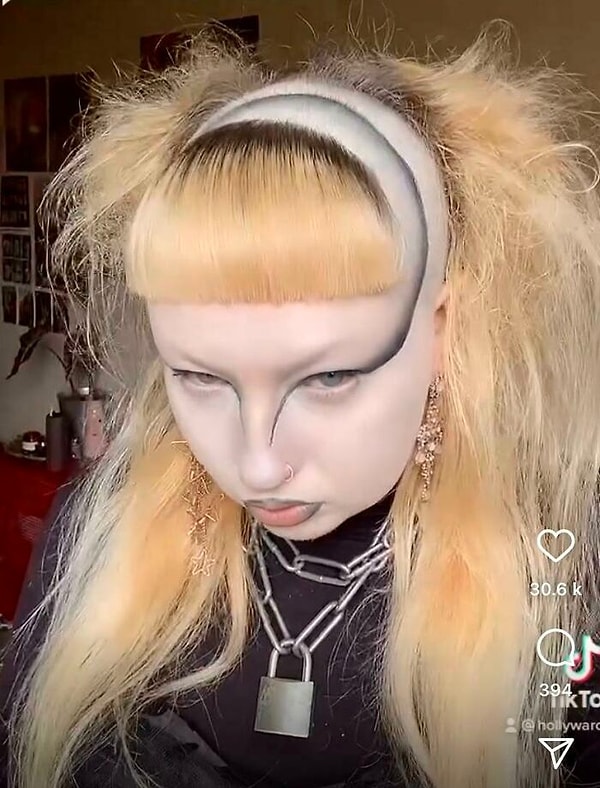 9. Да, подводка для глаз идет прямо по выбритой части головы