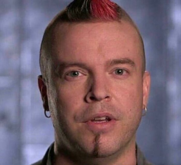 11. Он даже не смог выбрить ровную линию