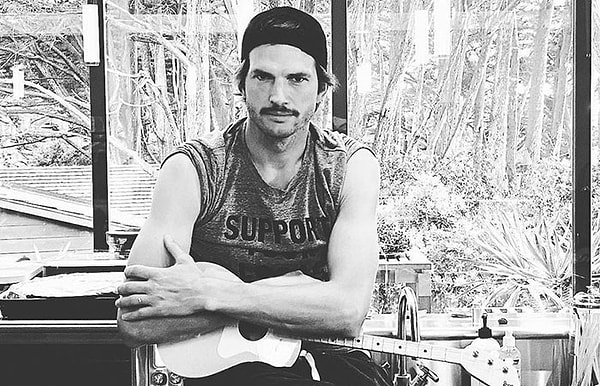 8. Когда Эштону Катчеру было 13 лет, он попытался покончить жизнь самоубийством, спрыгнув с балкона больницы. Все потому, что он хотел спасти своего брата и пожертвовать свое сердце