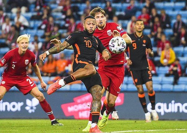 Türkiye'nin kaderini belirleyecek bir diğer karşılaşma ise Hollanda'da oynanacak. Grupta lider konumda bulunan Hollanda, 3. sıradaki Norveç'i ağırlayacak. Bu karşılaşma da Karadağ Türkiye maçı ile aynı saatte (22.45) oynanacak.