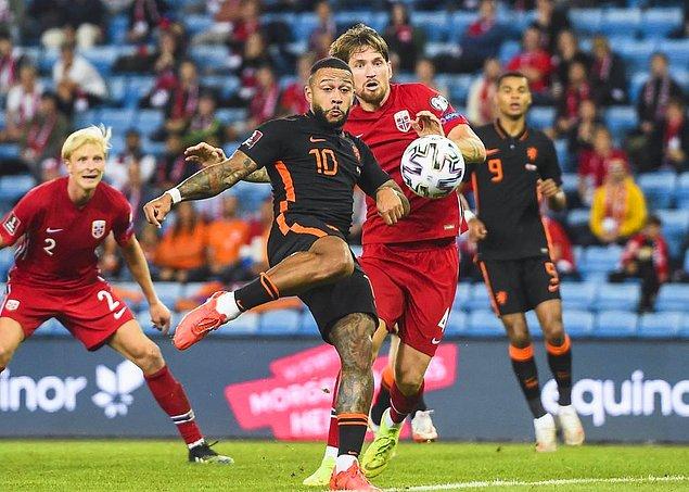 Türkiye'nin kaderini belirleyecek bir diğer karşılaşma ise Hollanda'da oynanacak. Grupta lider konumda bulunan Hollanda, 3. sıradaki Norveç'i ağırlayacak. Bu karşılaşma da Karadağ Türkiye maçı ile aynı saatte (22.45) oynanacak.