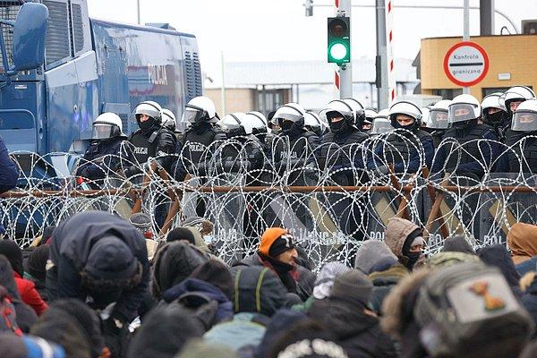 Dikenli tellerin yerlere serildiği sınır kapısında, Polonya güvenlik güçleri yoğun önlem aldı.