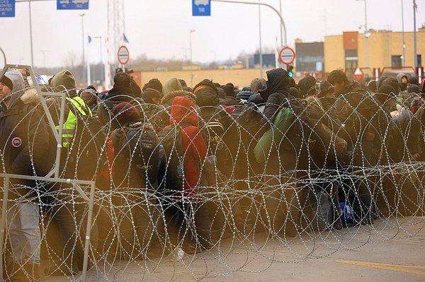 Belarus Devlet Sınır Komitesinden yapılan açıklamada, sınırda bulunan göçmenlere yeni grupların geldiği, göçmenlerin yaklaşık 2 bin 100 kişi civarında olduğu bildirildi.