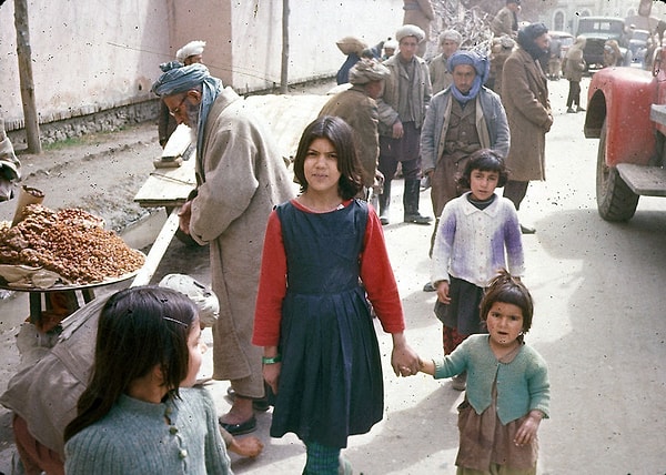 18. Ve bu şekilde büyüyen çocuklarda, korkmadan ya da ceza almadan fotoğraf makinelerine yüzlerini gösterebiliyordu!