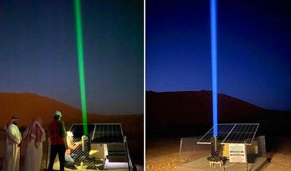 7. Kayıp insanların su kaynaklarını rahatlıkla bulabilmeleri için Suudi Arabistan'daki çöllerde bu şekilde lazer ışıkları vardır.