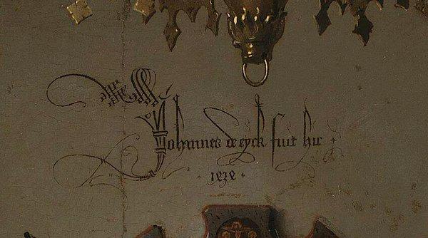 Veee son olarak, aynanın üzerine resmin tarihiyle beraber Latince 'Johannes van Eyck fuit hic' yani 'Jan van Eyck buradaydı' yazarak kendisinden bir imza bırakan ressamın selamıyla bitirelim.