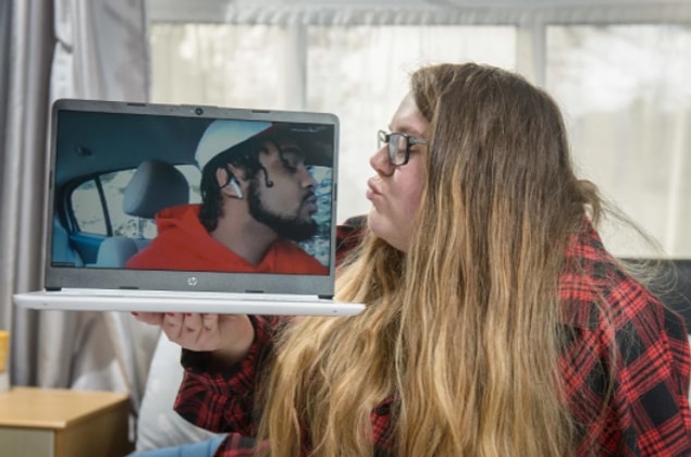 26 yaşındaki İngiliz Ayse ve 24 yaşındaki Amerikalı Darrin, pandemi döneminde internet üzerinden tanıştılar.