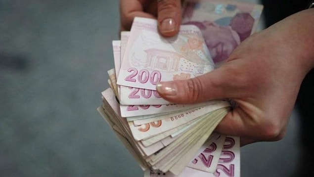 Ne yazık ki alım gücü konusunda uzun bir süredir sıkıntı yaşıyoruz. İstediğimiz herhangi bir ürünü almak için derin bir hesaplamalar içine giriyoruz. Market fiyatları yerinde durmak bilmiyor. Yakında neredeyse bütün maaşımızı mutfak masrafı için ayıracağız. O seviyeye ulaşmak çok zor değil yani.