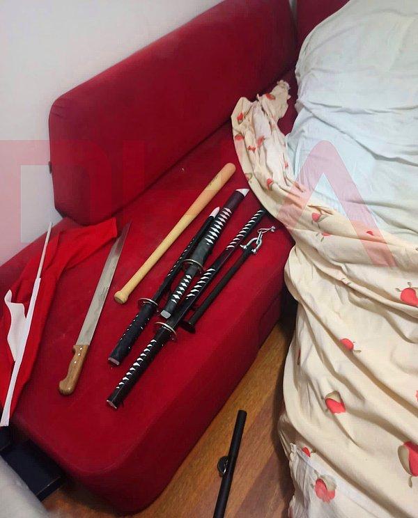 Fotoğraflarda evin bir odasındaki koltukta ise kılıçların yanı sıra bir beyzbol sopası ve Türk Bayrağı olduğu görüldü.