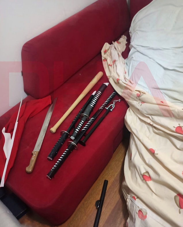 Fotoğraflarda evin bir odasındaki koltukta ise kılıçların yanı sıra bir beyzbol sopası ve Türk Bayrağı olduğu görüldü.