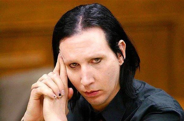 Rolling Stone tarafından yayınlanan bir haberde çok sayıda kaynağın iddia ettiği gibi Marilyn Manson'ın Batı Hollywood, California'daki dairesinde, çıktığı kadınları kilitlemek için kullandığı küçük, ses geçirmez cam muhafazaya sahip bir odası olduğunu paylaştı.