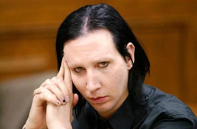 Rolling Stone tarafından yayınlanan bir haberde çok sayıda kaynağın iddia ettiği gibi Marilyn Manson'ın Batı Hollywood, California'daki dairesinde, çıktığı kadınları kilitlemek için kullandığı küçük, ses geçirmez cam muhafazaya sahip bir odası olduğunu paylaştı.