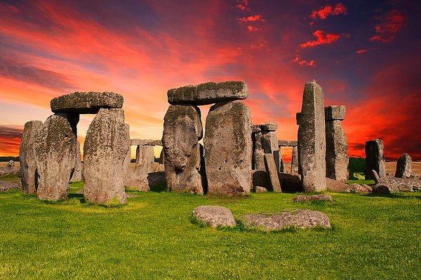 9. Stonehenge - İngiltere