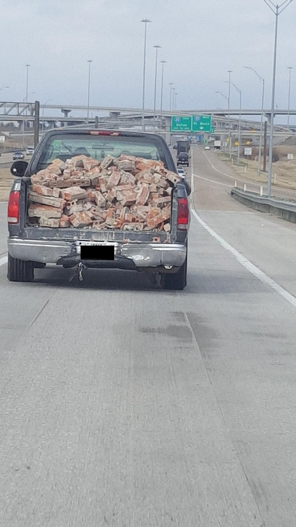 5. Человек, набивший кирпичей в кузов, как персонаж мультфильма: