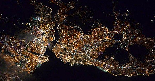 İstanbul'dan Londra'ya, Kuveyt'ten Singapur'a, 18 şehrin UUİ'den çekilen yüksek çözünürlüklü görüntüsünü montajlayan NASA, fotoğtafları çevrimiçi ortamda halka açtı.