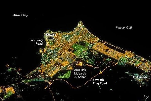 Kuveyt'in aynı ismi taşıyan başkenti ise açık sarı ve yer yer yeşil görünüme sahip.
