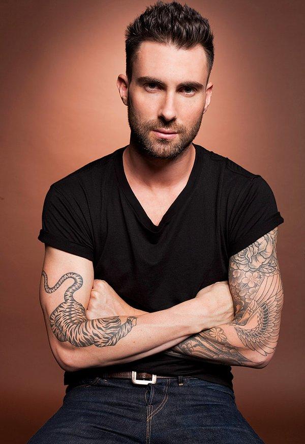 42 yaşındaki dünyaca ünlü şarkıcı Adam Levine'i hepiniz tanıyorsunuzdur...
