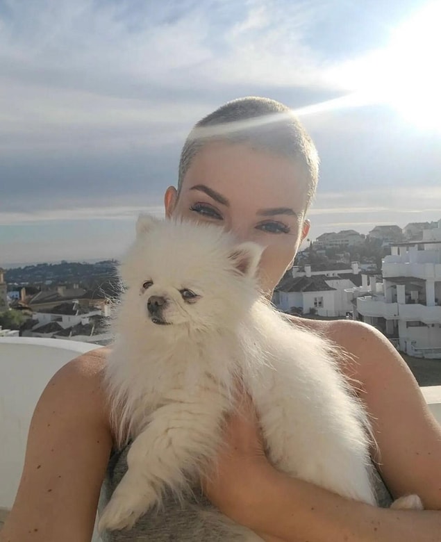 Tüm bu tartışmalar devam ederken ünlü modelden yeni bir fotoğraf geldi. Bir değişim istediği için saçını kazıtan model, köpeğinin rengini de eski rengine çevirmiş...