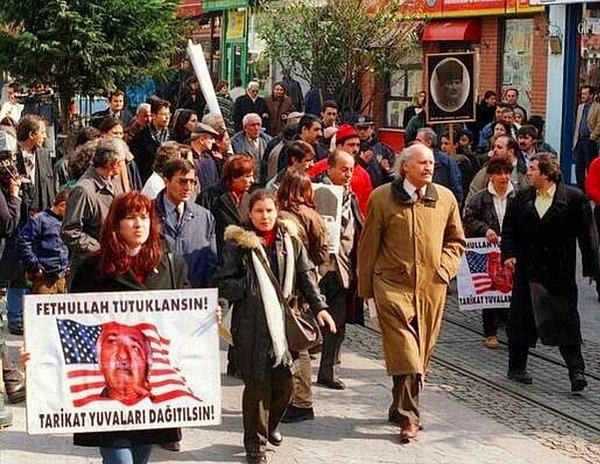 4. Taaa 2000 yılında FETÖ terör örgütü başı Fethullah Gülen'in tutuklanması için eylem yapan yurttaşlar!