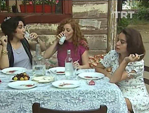 6. TRT'nin en güzel dizilerinden Şaşıfelek Çıkmazı'nda kadınların rakı sofrası kurduğu şöyle sahneler vardı. Dizi 1996-2001 yıllarında yayınlandı. Şimdi ne kadar uzak geliyor bu görüntüler öyle değil mi?
