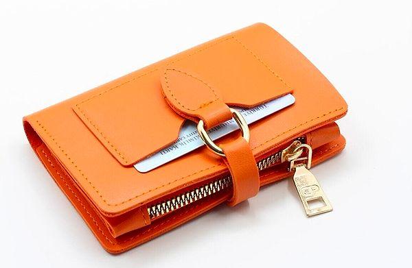 2. Turuncu metal aksesuar detaylı cüzdanın kartlar için yapılmış alanı tercih sebebi.