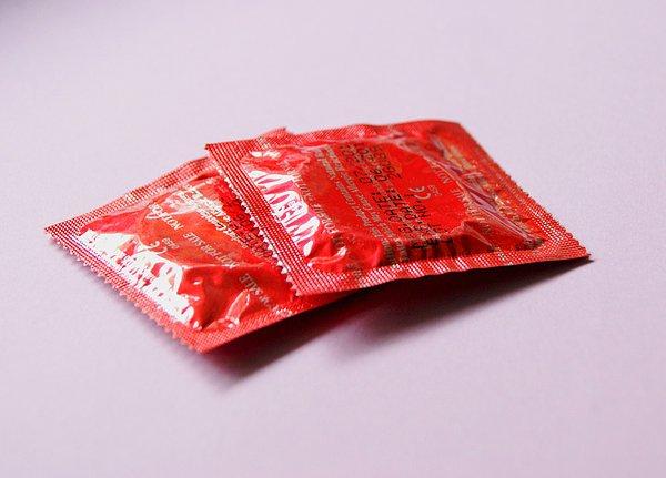 Prezervatif ereksiyon halindeyken çıkarılmalı.