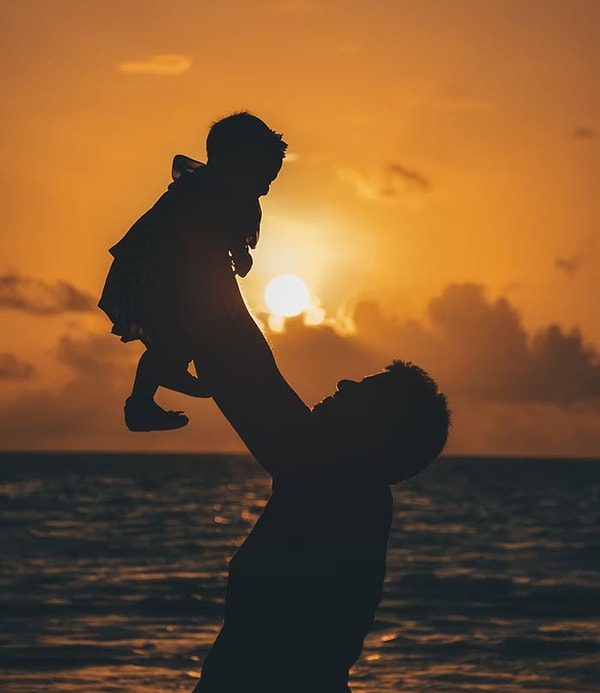 1. Когда я гуляю наедине со своим малышом, многие женщины смотрят на меня, как на аномалию, а многие парни смотрят на меня так, будто меня заставляют это делать. Типо: "Так жаль тебя братан".