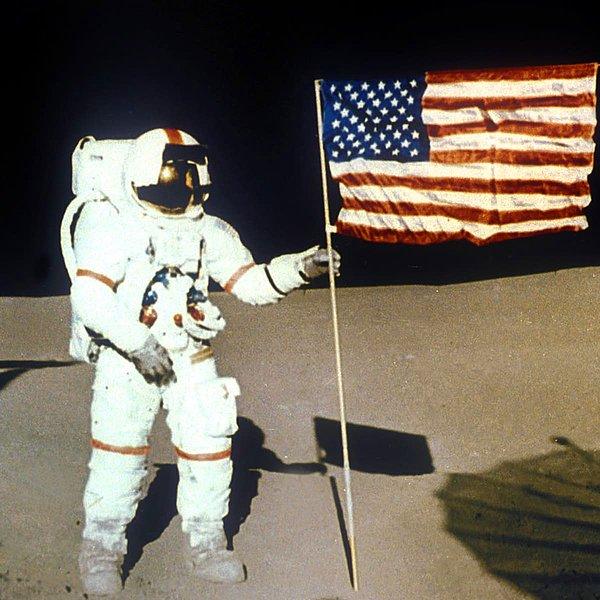 1961 yılında Alan Shepard uzaya ilk çıkan Amerikalı olurken, birkaç yıl sonra Neil Armstrong, Buzz Aldrin ve Michael Collins'in aya ayak basması ile Amerika uzay yarışında öne geçti.