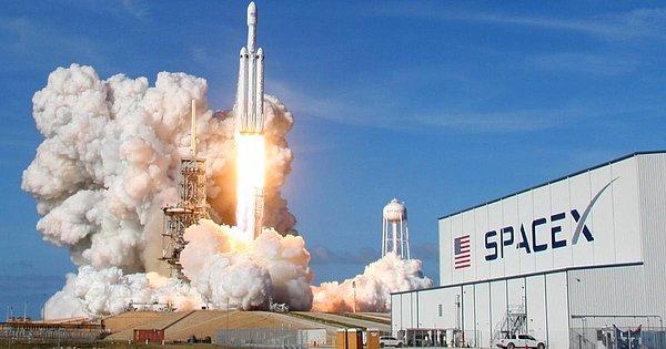 2015 yılı, hem Jeff Bezos'un Blue Origin'i hem de Elon Musk'ın Space X'inin bağımsız olarak yeniden kullanılabilir roketleri fırlatmayı ve geri almayı başardığı bir yıl oldu.
