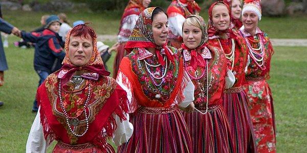 Kihnu toplumunun çoğu günümüzde Rus Ortodoksu fakat aynı zamanda gemicilik ve Hristiyanlık öncesi geleneklerini de yaşatmaya devam ediyorlar.