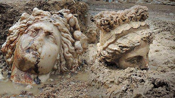 Arkeologlar yakın zamanda bölgeden Afrodit ve Dionysos'un heykel başlarını bulmuştu.
