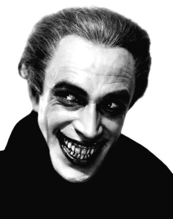 8. Joker'in gülümsemesinin kökeni Victor Hugo'nun 1869 tarihinde yazdığı 'Gülen Adam' romanındaki Comprachicos adlı karakterden gelmektedir.