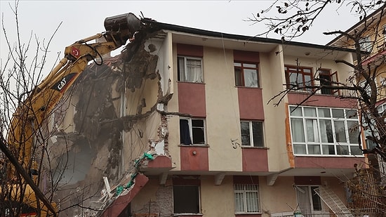 Keçiören'deki Onbirler Apartmanı'nın Yıkımına Başlandı