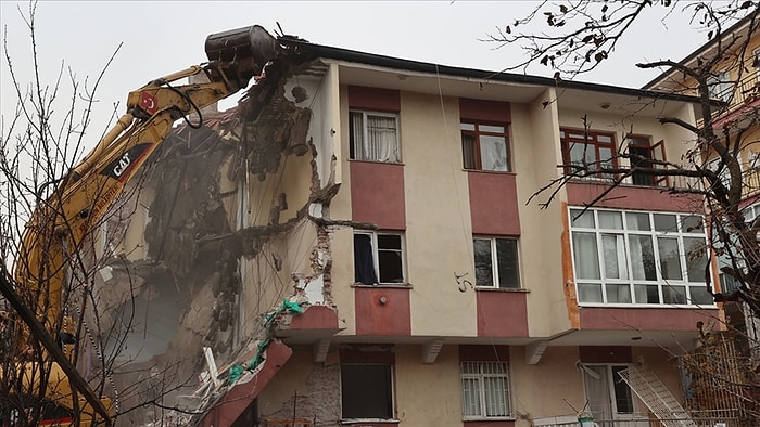 Keçiören'deki Onbirler Apartmanı'nın Yıkımına Başlandı