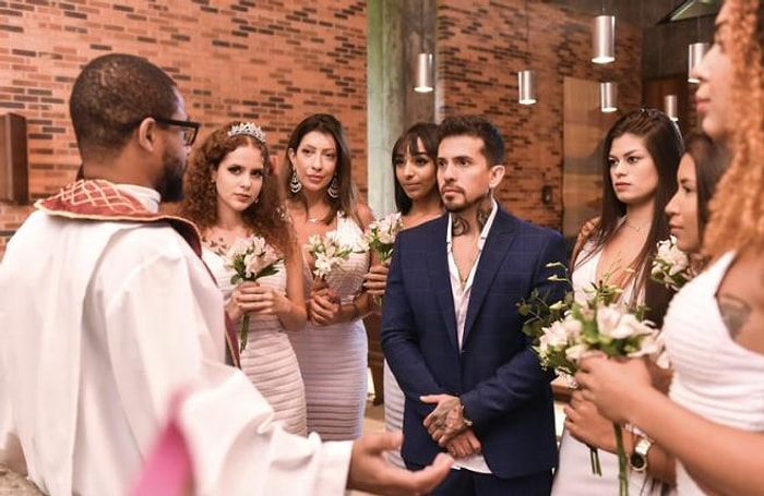 Мужчина, который ходил на свинг-вечеринки со своей женой, женился на 9 женщинах одновременно